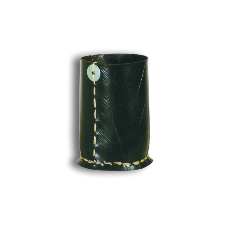 Grand Gobelet noir en pneu recyclé 7,5x13 cm