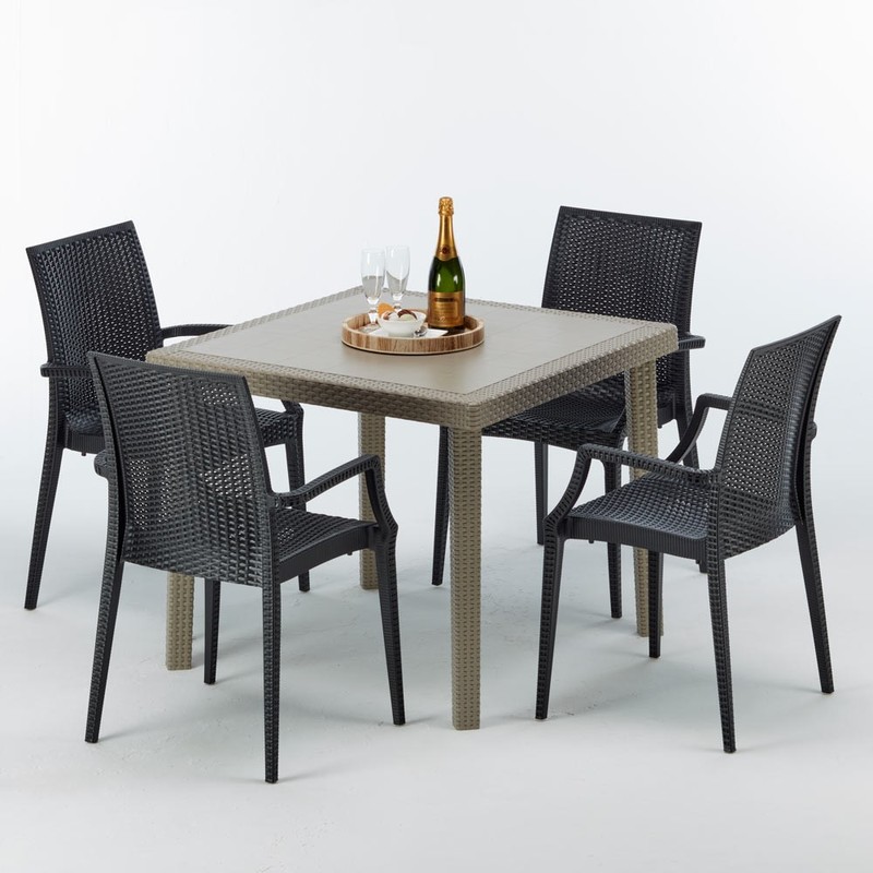 Table carrée beige + 4 chaises colorées Poly rotin synthétique ELEGANCE | Bistrot Arm Anthracite noir - GRAND SOLEIL Table carrée beige + 4 chaises colorées Poly rotin synthétique ELEGANCE | Bistrot Arm Anthracite noir - GRAND SOLEIL