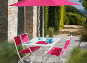 Salon de jardin FUNDY framboise avec parasol offert Salon de jardin FUNDY framboise avec parasol offert
