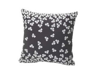 Coussin trèfle gris 44 x 44 cm
