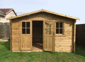 Abri en bois massif 12m² PLUS 28mm traité teinté marron Gardy Shelter Abri en bois massif 12m² PLUS 28mm traité teinté marron Gardy Shelter