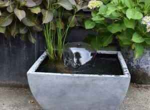 Mini bassin VI gris 55x55x30cm avec pompe jet d'eau + nénuphars